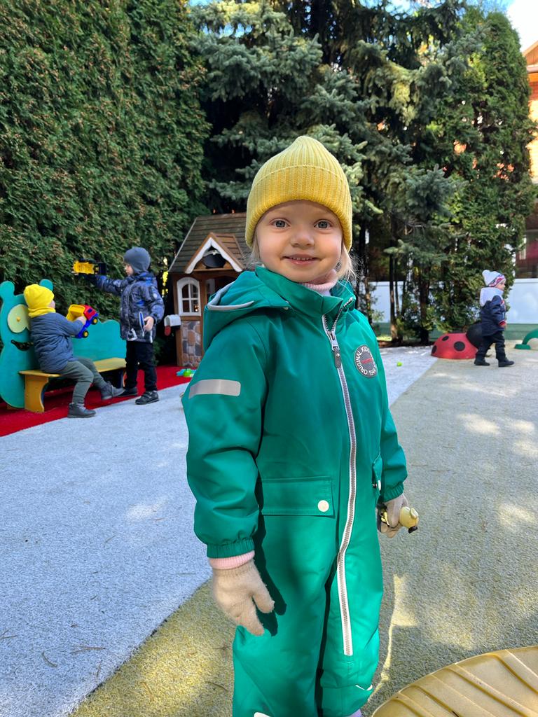 Прогулка на свежем воздухе в частном детском саду рядом с Подольском