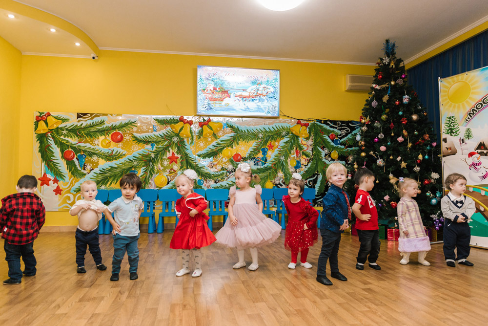 Новогодний праздник в частном саду Подольск 2023, младшая группа